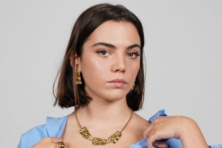 Mujer con melena corta luciendo pendientes para pelo corto dorados